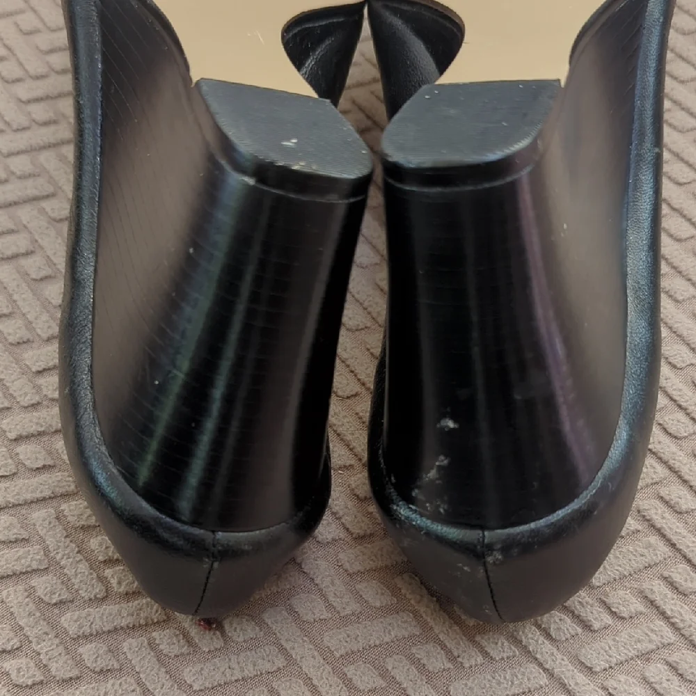 Donald J. Pilner DMSX Nance Black Dress Wedges EUC